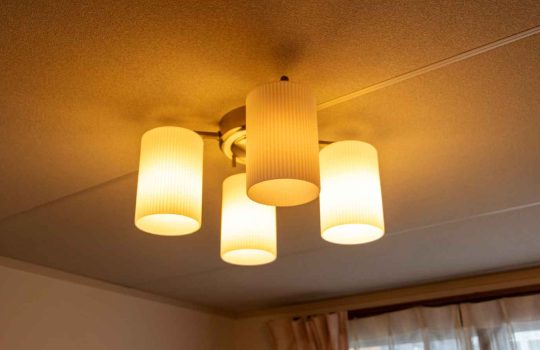 כיצד גופי תאורה משפיעים על האווירה הכללית בחלל אדריכלי?2